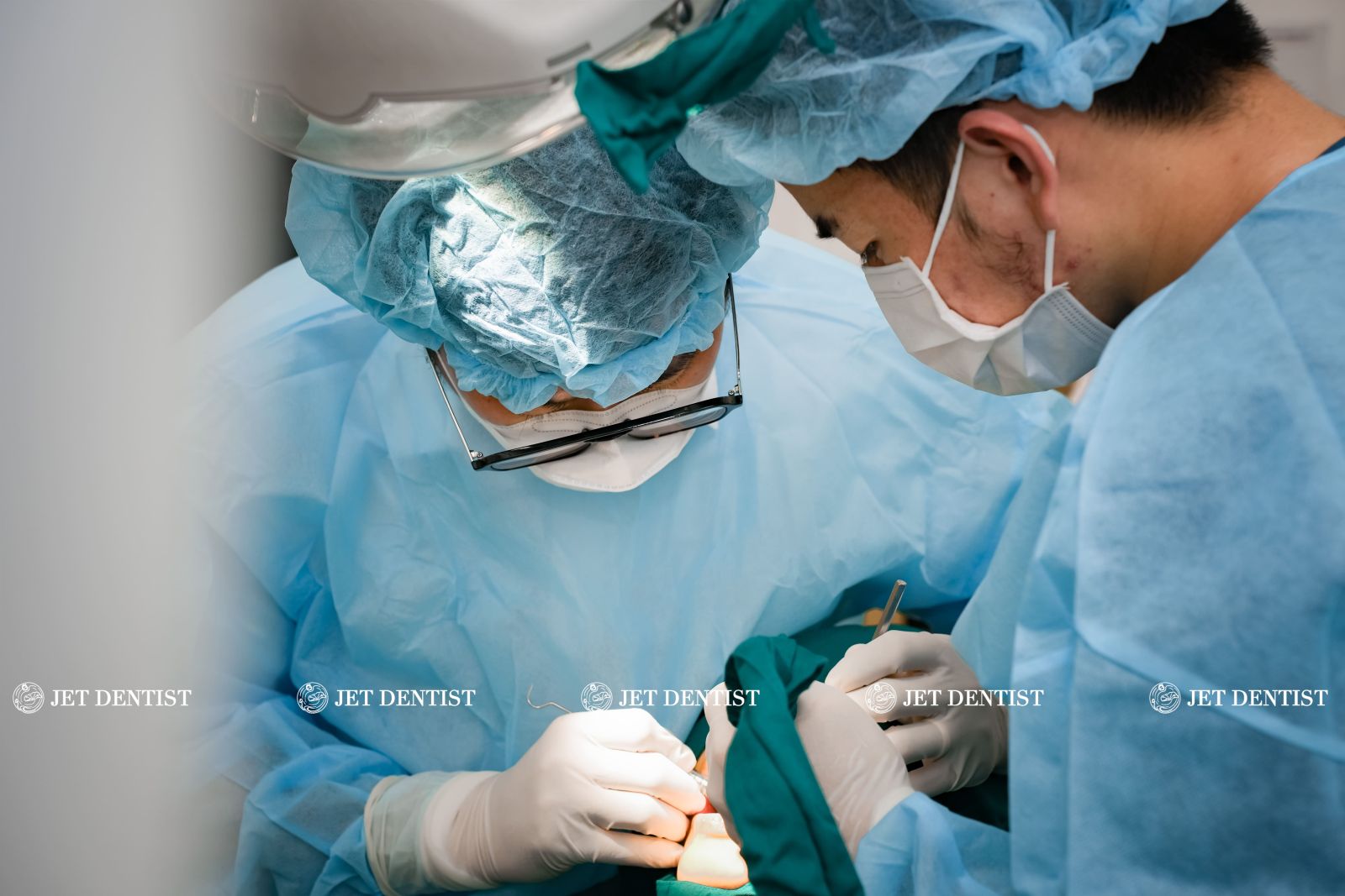Tay nghề bác sĩ là yếu tố quan trọng quyết định tuổi thọ của Implant