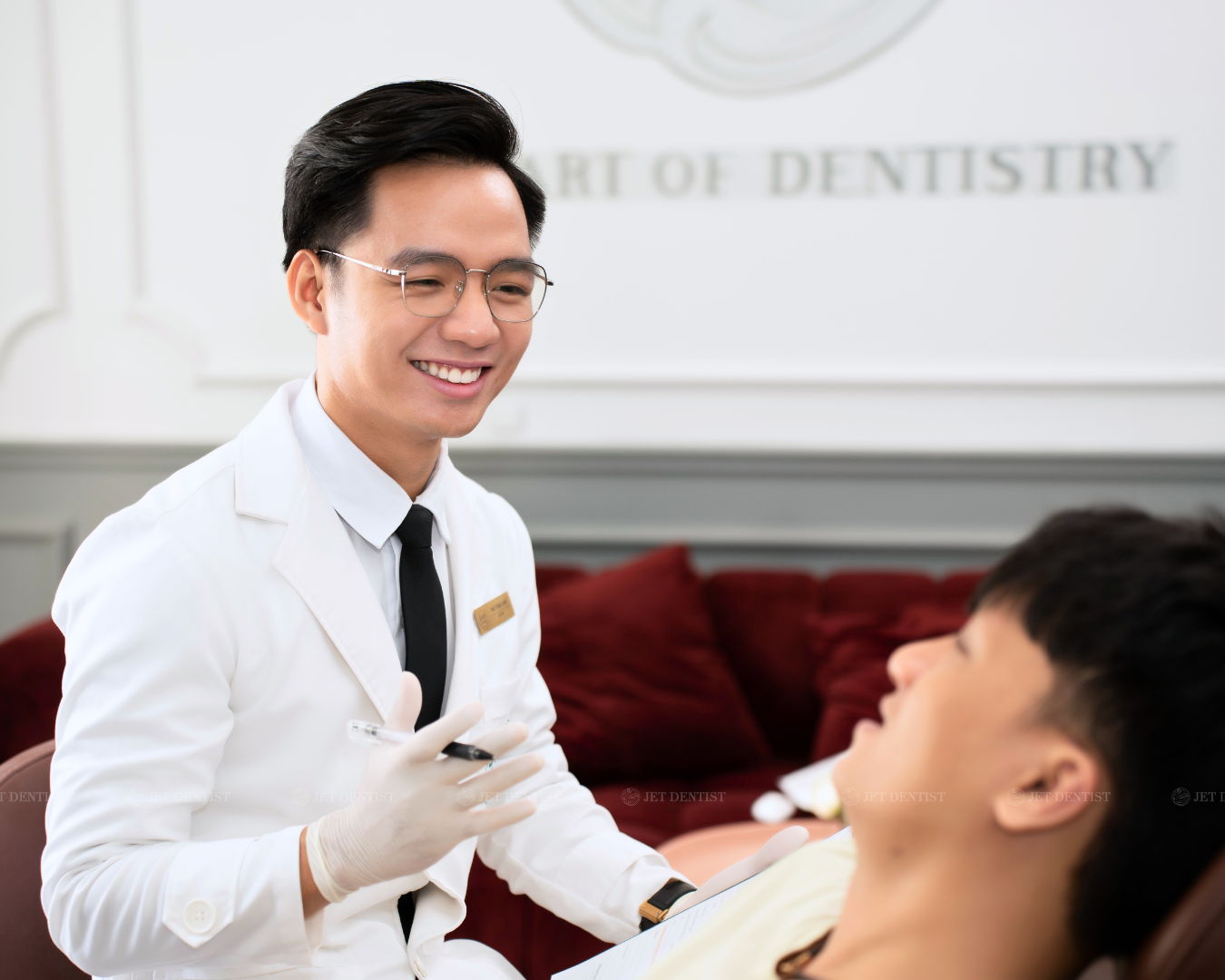 Jet Dentist với chế độ bảo hành chính hãng đến 15 năm; chăm sóc trọn đời vùng răng và lợi thẩm mỹ, tạo sự yên tâm tuyệt đối cho khách hàng
