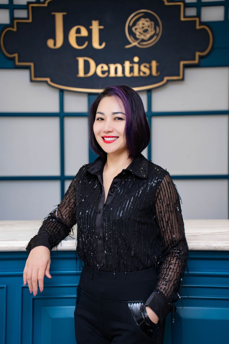 Khách hàng Khánh Phương tự tin với nụ cười Jet Dentist