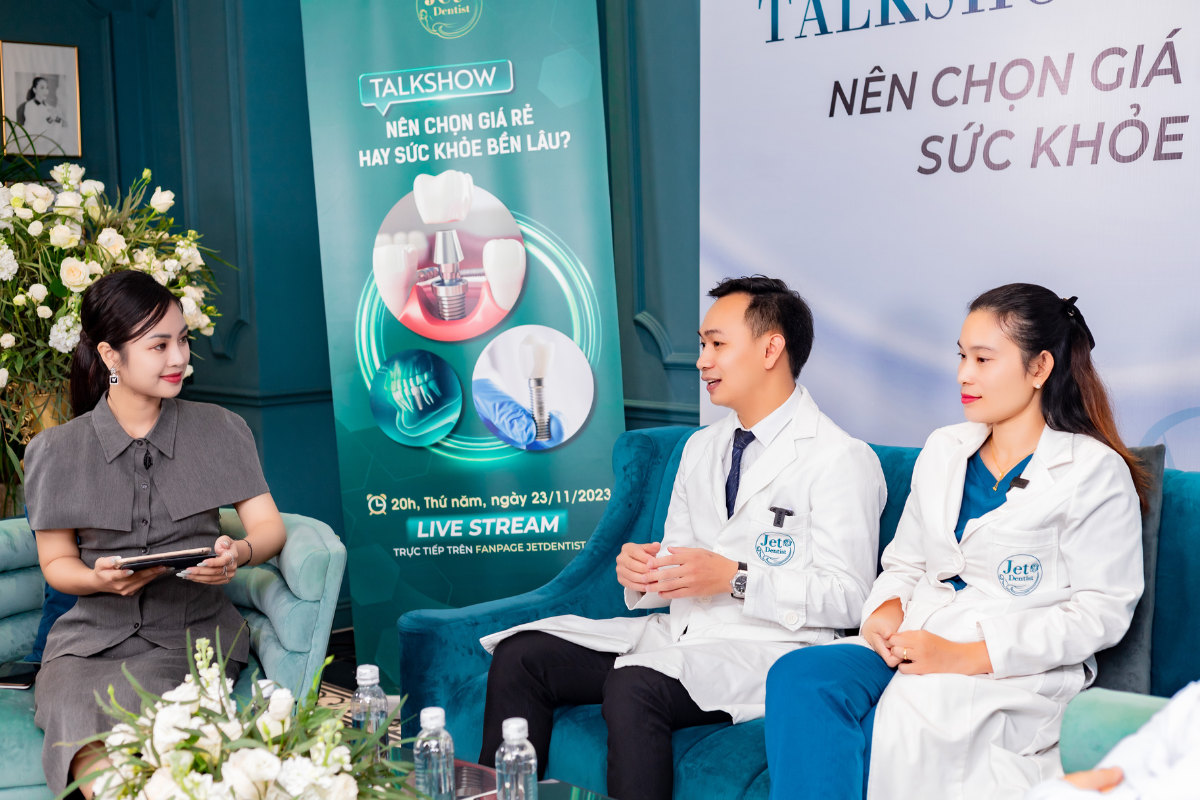 Bác sĩ Nguyễn Việt Thành và bác sĩ Hoàng Huy Tùng trong buổi Talkshow