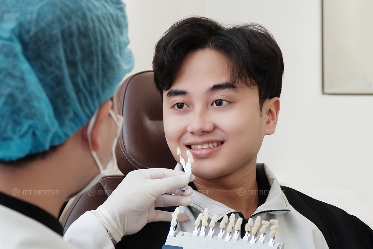 Bác sĩ Jet Dentist đang thăm khám và tư vấn mẫu răng sứ cho khách hàng