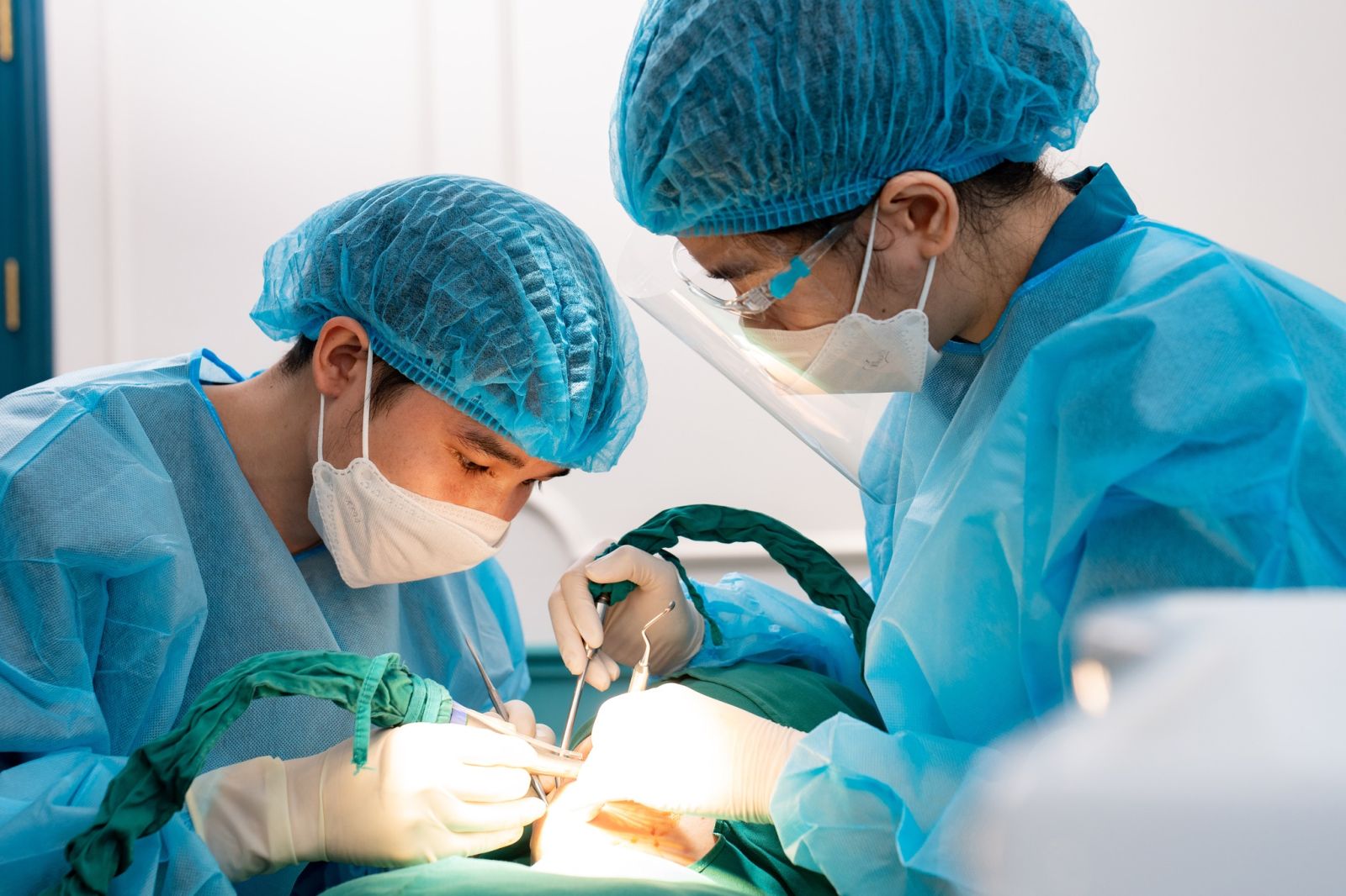Jet Dentist với đội ngũ bác sĩ chuyên môn cao, dày dặn kinh nghiệm đã thực hiện hàng ngàn ca phẫu thuật cắm Implant với tỷ lệ thành công gần như tuyệt đối